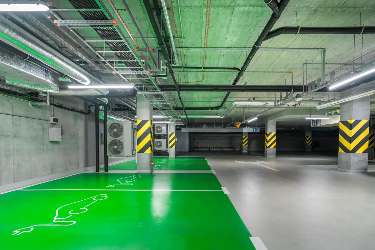 Elektrofahrzeug an Ladestation